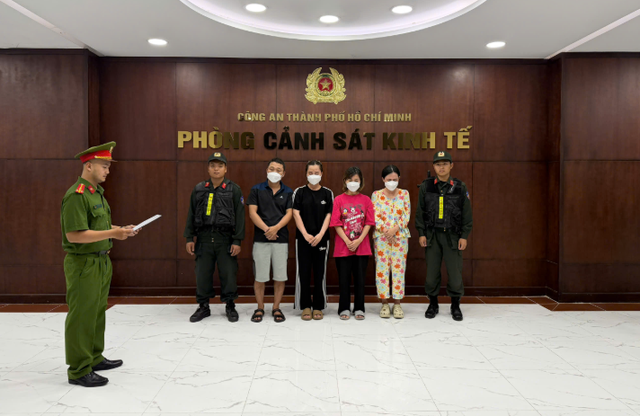 X&oacute;a sổ đường d&acirc;y l&agrave;m giả hơn 10.000 chai nước hoa mang thương hiệu nổi tiếng Chanel, BVL, Burberry, Versace - Ảnh 1.