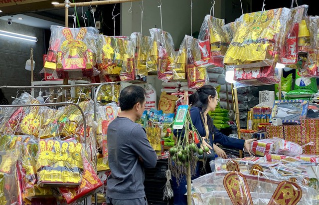 Người d&acirc;n tất bật sắm đồ lễ c&uacute;ng &ocirc;ng C&ocirc;ng &ocirc;ng T&aacute;o - Ảnh 1.