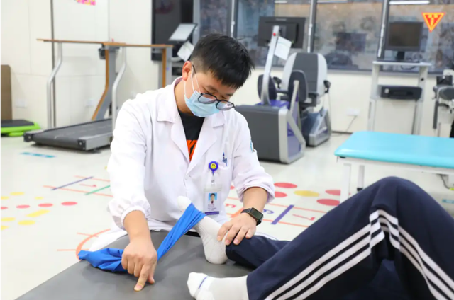 Nam sinh 16 tuổi bị liệt v&igrave; 1 th&oacute;i quen khi ngồi nhiều người mắc phải - Ảnh 1.