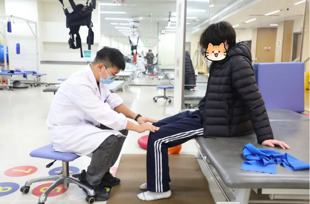 Nam sinh 16 tuổi bị liệt v&igrave; 1 th&oacute;i quen khi ngồi nhiều người mắc phải - Ảnh 2.