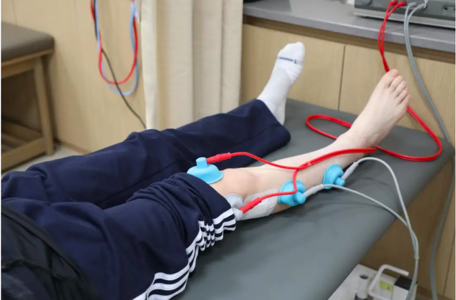 Nam sinh 16 tuổi bị liệt v&igrave; 1 th&oacute;i quen khi ngồi nhiều người mắc phải - Ảnh 3.