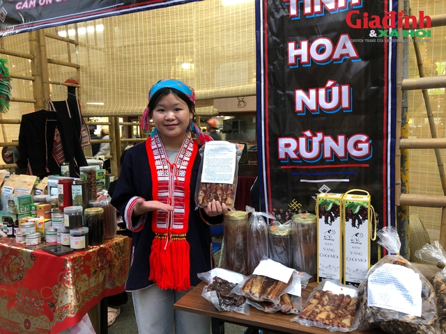 Sinh viên dân tộc Dao tại Chợ hoa Xuân phố cổ 2026 vượt khó , theo đuổi giấc mơ - Ảnh 4. Sinh viên dân tộc Dao tại Chợ hoa Xuân phố cổ 2026 vượt khó , theo đuổi giấc mơ - Ảnh 4.