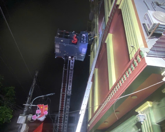 H&agrave; Nội: Giải cứu 15 người trong vụ hỏa hoạn tại qu&aacute;n c&agrave; ph&ecirc; ca nhạc ở Đ&ocirc;ng Anh - Ảnh 1.