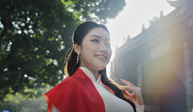 Phương Oanh tỏa s&aacute;ng tại Miss World Vietnam 2025 với t&agrave;i năng tiếng Anh - Ảnh 2.