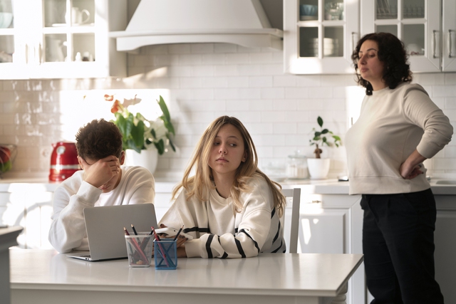 Kh&ocirc;ng phải ngh&egrave;o kh&oacute;, 4 th&oacute;i quen n&agrave;y của mẹ mới khiến con kh&oacute; th&agrave;nh c&ocirc;ng - Ảnh 3.