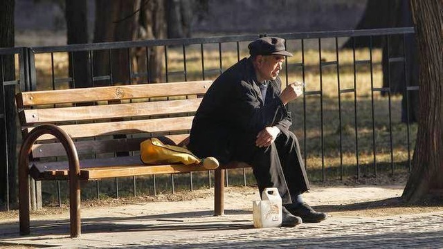 Tuổi gi&agrave; bị con c&aacute;i thờ ơ, cụ &ocirc;ng ra một quyết định dứt kho&aacute;t: Tất cả lập tức quay đầu - Ảnh 1.