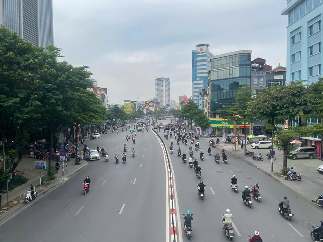 Thời tiết h&ocirc;m nay 1 / 3 tại H&agrave; Nội: Nắng r&aacute;o ban ng&agrave;y , mưa r&agrave;o buổi tối - Ảnh 1.