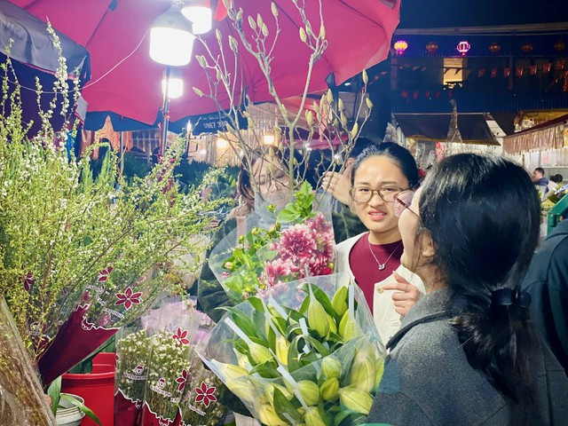 Những loại hoa n&agrave;o đang được chị em thi nhau &lsquo;săn đ&oacute;n&rsquo; trong dịp Rằm th&aacute;ng Gi&ecirc;ng năm 2026? - Ảnh 12.