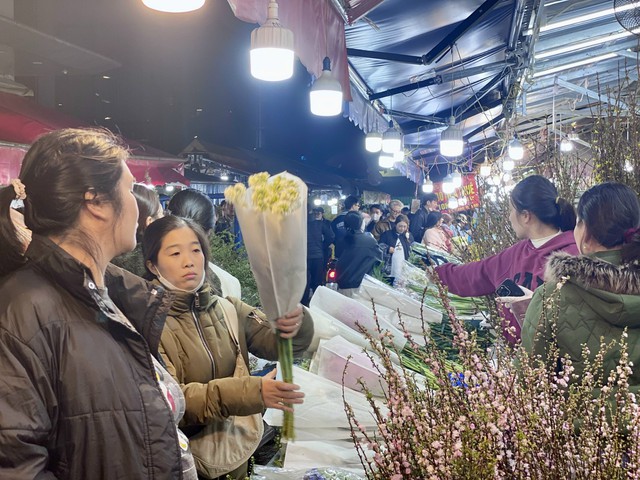 Những loại hoa n&agrave;o đang được chị em thi nhau &lsquo;săn đ&oacute;n&rsquo; trong dịp Rằm th&aacute;ng Gi&ecirc;ng năm 2026? - Ảnh 16.