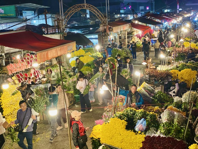 Những loại hoa n&agrave;o đang được chị em thi nhau &lsquo;săn đ&oacute;n&rsquo; trong dịp Rằm th&aacute;ng Gi&ecirc;ng năm 2026? - Ảnh 1.