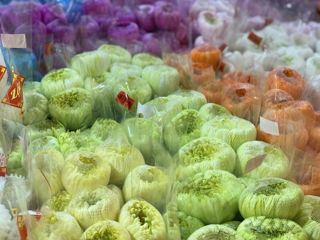 Những loại hoa n&agrave;o đang được chị em thi nhau &lsquo;săn đ&oacute;n&rsquo; trong dịp Rằm th&aacute;ng Gi&ecirc;ng năm 2026? - Ảnh 8.