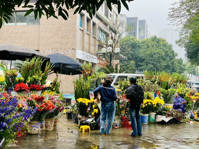 Những loại hoa n&agrave;o đang được chị em thi nhau &lsquo;săn đ&oacute;n&rsquo; trong dịp Rằm th&aacute;ng Gi&ecirc;ng năm 2026? - Ảnh 2.