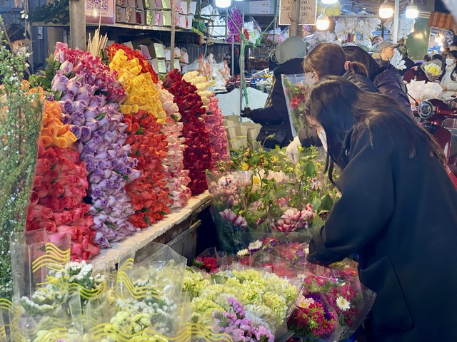 Những loại hoa n&agrave;o đang được chị em thi nhau &lsquo;săn đ&oacute;n&rsquo; trong dịp Rằm th&aacute;ng Gi&ecirc;ng năm 2026? - Ảnh 4.