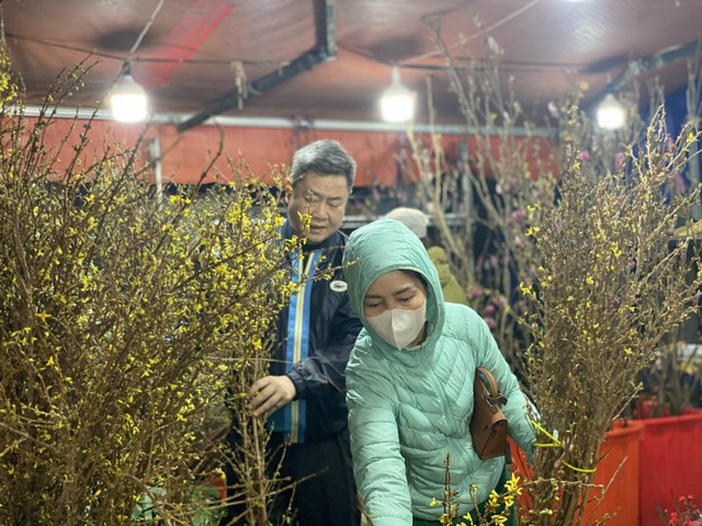 Những loại hoa n&agrave;o đang được chị em thi nhau &lsquo;săn đ&oacute;n&rsquo; trong dịp Rằm th&aacute;ng Gi&ecirc;ng năm 2026? - Ảnh 14.