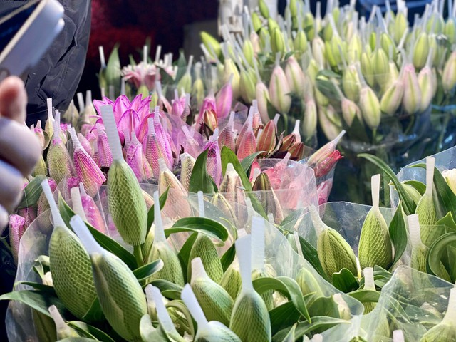 Những loại hoa n&agrave;o đang được chị em thi nhau &lsquo;săn đ&oacute;n&rsquo; trong dịp Rằm th&aacute;ng Gi&ecirc;ng năm 2026? - Ảnh 11.