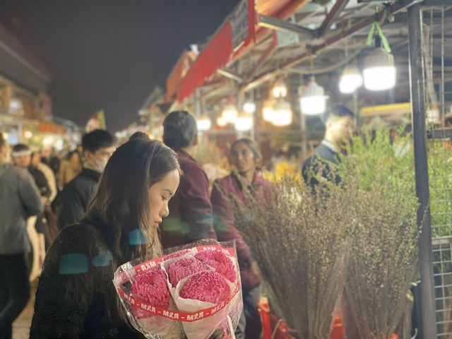 Những loại hoa n&agrave;o đang được chị em thi nhau &lsquo;săn đ&oacute;n&rsquo; trong dịp Rằm th&aacute;ng Gi&ecirc;ng năm 2026? - Ảnh 3.