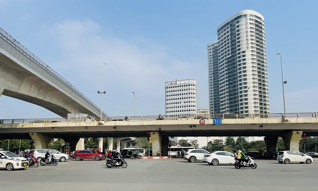 Miền Bắc nắng li&ecirc;n tục rồi lại thay đổi thời tiết đột ngột - Ảnh 2.