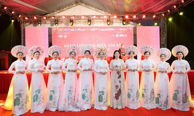 NTK Lanise đưa di sản ngh&igrave;n năm hồi sinh tr&ecirc;n t&agrave; &aacute;o d&agrave;i  - Ảnh 5.