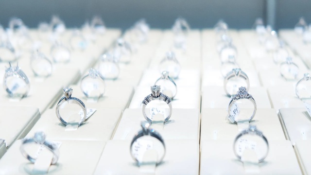 Một loại nhẫn v&agrave;ng được c&aacute;c chị em m&ecirc; mẩn, đeo l&ecirc;n tay vừa sang trọng lại hiện đại - Ảnh 4.