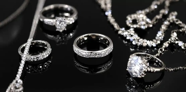 Một loại nhẫn v&agrave;ng được c&aacute;c chị em m&ecirc; mẩn, đeo l&ecirc;n tay vừa sang trọng lại hiện đại - Ảnh 3.