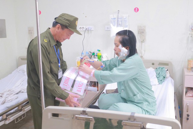 Những lá phiếu đặc biệt bỏ bên giường bệnh tại bệnh viện E - Ảnh 4. Những lá phiếu đặc biệt bỏ bên giường bệnh tại bệnh viện E - Ảnh 4.