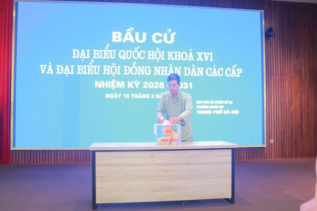 Những lá phiếu đặc biệt bỏ bên giường bệnh tại bệnh viện E - Ảnh 1. Những lá phiếu đặc biệt bỏ bên giường bệnh tại bệnh viện E - Ảnh 1.