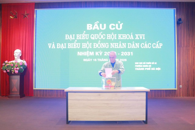 Những lá phiếu đặc biệt bỏ bên giường bệnh tại bệnh viện E - Ảnh 2. Những lá phiếu đặc biệt bỏ bên giường bệnh tại bệnh viện E - Ảnh 2.