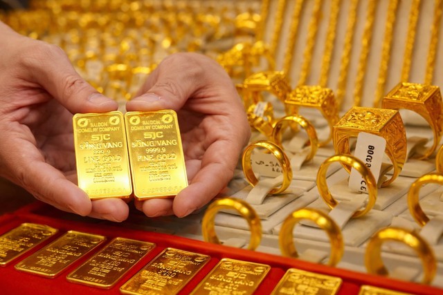 Gi&aacute; v&agrave;ng h&ocirc;m nay 15/3: V&agrave;ng SJC, v&agrave;ng nhẫn Bảo T&iacute;n Minh Ch&acirc;u, Ph&uacute; Qu&yacute;, Doji giảm s&acirc;u ra sao? - Ảnh 1.