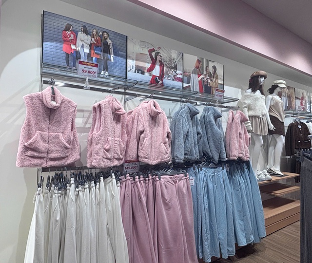 Thị trường thời trang giao m&ugrave;a: H&agrave;ng đ&ocirc;ng giảm gi&aacute; s&acirc;u, h&agrave;ng h&egrave; tăng nhiệt - Ảnh 1.