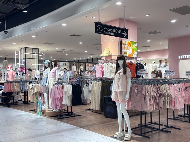 Thị trường thời trang giao m&ugrave;a: H&agrave;ng đ&ocirc;ng giảm gi&aacute; s&acirc;u, h&agrave;ng h&egrave; tăng nhiệt - Ảnh 2.