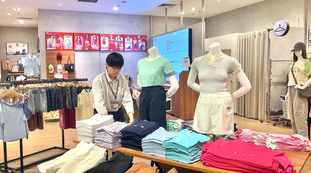 Thị trường thời trang giao m&ugrave;a: H&agrave;ng đ&ocirc;ng giảm gi&aacute; s&acirc;u, h&agrave;ng h&egrave; tăng nhiệt - Ảnh 3.