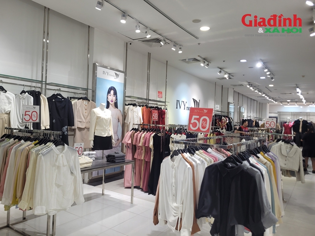 Thời trang giảm gi&aacute; khủng l&ecirc;n đến 70 % Trước ng&agrave;y 8 / 3 nhưng vẫn ' ế ' kh&aacute;ch - Ảnh 2.