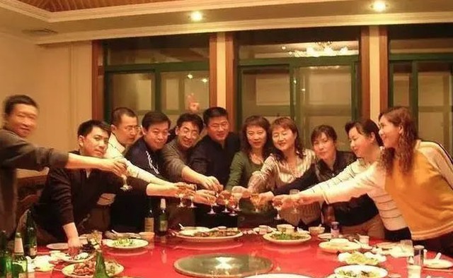 Đi họp lớp ở tuổi 42, t&ocirc;i im lặng suốt buổi khi nghe bạn b&egrave; n&oacute;i về tiền tỷ - Ảnh 1.