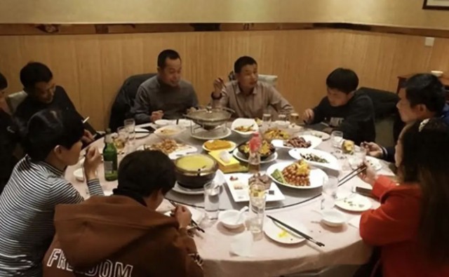 Họp lớp sau 20 năm, tôi hiểu vì sao nhiều người chọn im lặng và biến mất - Ảnh 1. Họp lớp sau 20 năm, tôi hiểu vì sao nhiều người chọn im lặng và biến mất - Ảnh 1.