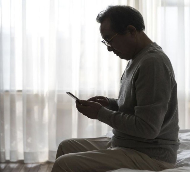 Tuổi già của cụ ông có con chu cấp tiền đều đặn: 'Thứ tôi cần không phải là tiền' - Ảnh 1. Tuổi già của cụ ông có con chu cấp tiền đều đặn: 'Thứ tôi cần không phải là tiền' - Ảnh 1.