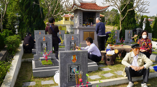 B&agrave;i học bất k&iacute;nh ở nghĩa trang dịp Thanh minh - Ảnh 4.