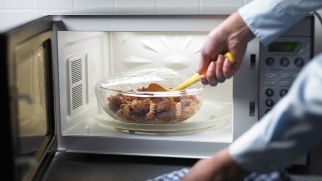 C&aacute;c tuyệt chi&ecirc;u h&acirc;m n&oacute;ng đồ ăn bằng l&ograve; vi s&oacute;ng - Ảnh 2.