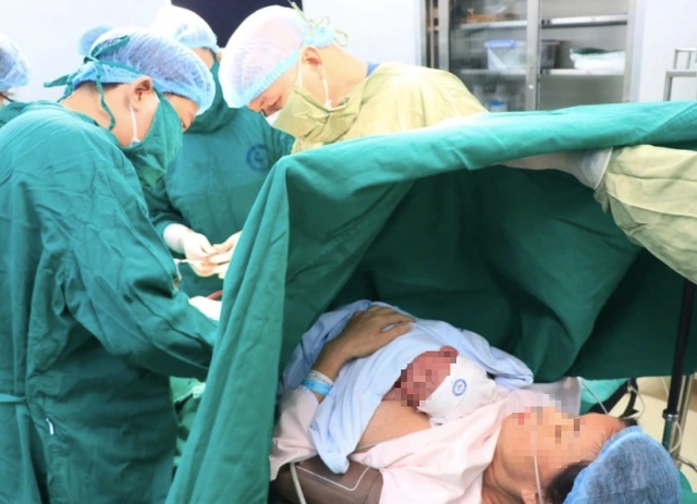 Sinh con muộn tiềm ẩn nhiều rủi ro, vì sao nên sinh con trước 35 tuổi? - Ảnh 1. Sinh con muộn tiềm ẩn nhiều rủi ro, vì sao nên sinh con trước 35 tuổi? - Ảnh 1.