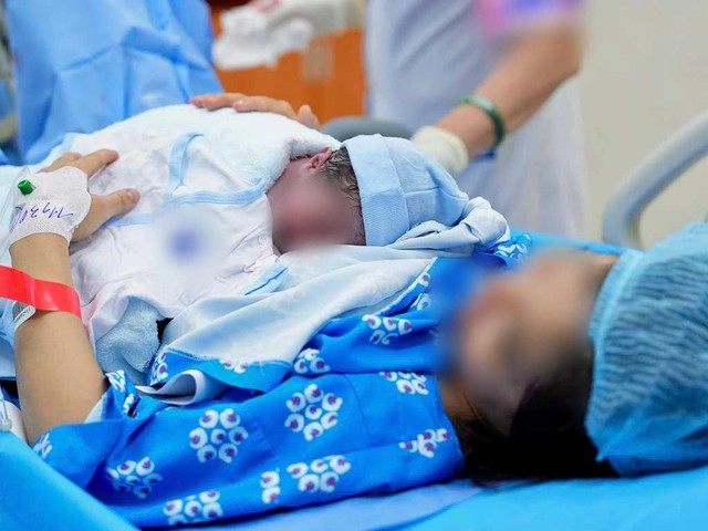 Sinh con muộn tiềm ẩn nhiều rủi ro, vì sao nên sinh con trước 35 tuổi? - Ảnh 2. Sinh con muộn tiềm ẩn nhiều rủi ro, vì sao nên sinh con trước 35 tuổi? - Ảnh 2.