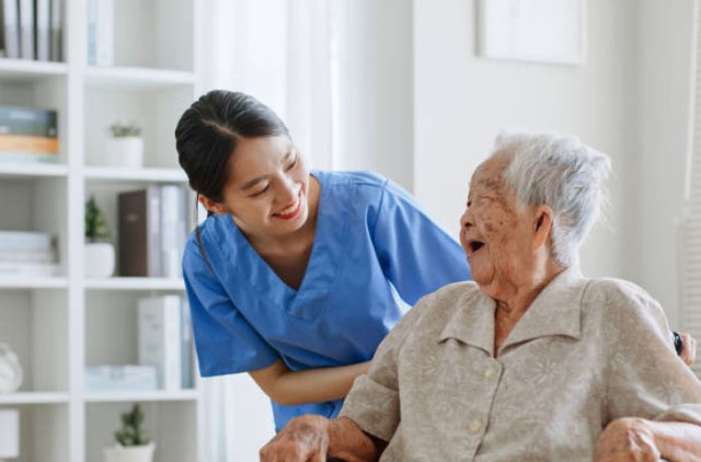 10 năm l&agrave;m c&ocirc;ng việc chăm s&oacute;c người gi&agrave;, t&ocirc;i nhận ra điều khiến họ sợ nhất mỗi ng&agrave;y - Ảnh 1.