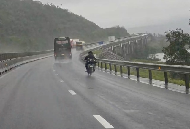 Thanh niên chạy xe máy vào cao tốc vì đi theo phần mềm dẫn đường - Ảnh 2. Thanh niên chạy xe máy vào cao tốc vì đi theo phần mềm dẫn đường - Ảnh 2.
