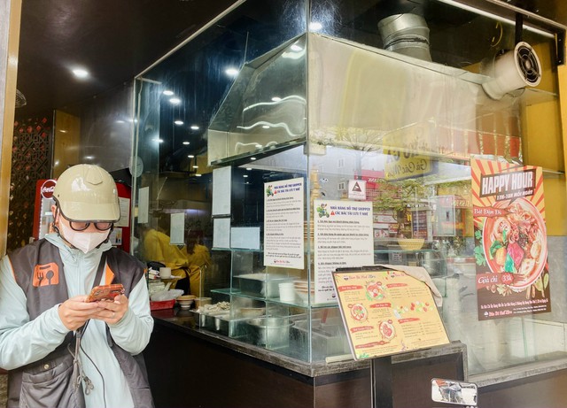 Nhiều quán ăn ra 'luật riêng' cho các shipper khiến ai cũng thấy ấm lòng - Ảnh 1. Nhiều quán ăn ra 'luật riêng' cho các shipper khiến ai cũng thấy ấm lòng - Ảnh 1.