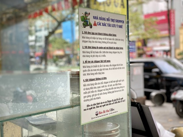 Nhiều quán ăn ra 'luật riêng' cho các shipper khiến ai cũng thấy ấm lòng - Ảnh 2. Nhiều quán ăn ra 'luật riêng' cho các shipper khiến ai cũng thấy ấm lòng - Ảnh 2.