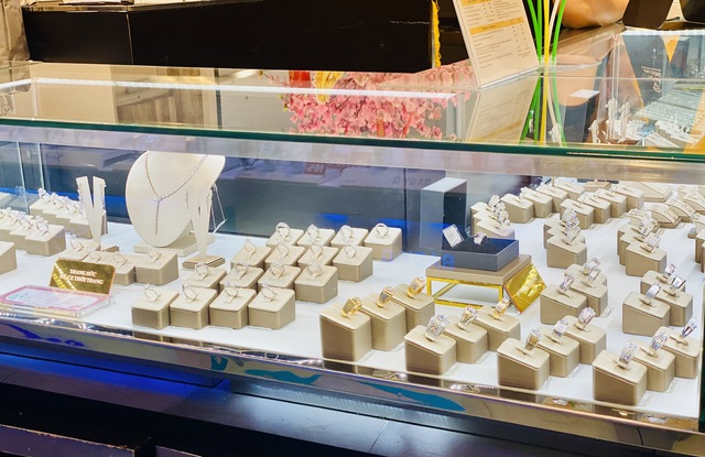 Nhẫn, d&acirc;y chuyền, b&ocirc;ng tai, lắc tay&hellip;: Gợi &yacute; m&oacute;n trang sức nhỏ xinh, gi&aacute; rẻ tặng ph&aacute;i đẹp dịp 8/3 kh&ocirc;ng n&ecirc;n bỏ qua - Ảnh 1.