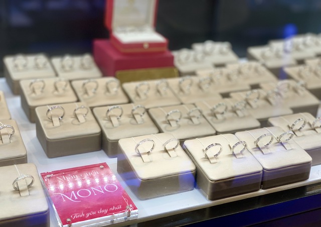 Qu&agrave; tặng ng&agrave;y 8/3: Một loại trang sức nhỏ nhưng &lsquo;c&oacute; v&otilde;&rsquo;, khiến hội chị em kh&ocirc;ng khỏi 'tan chảy' - Ảnh 1.