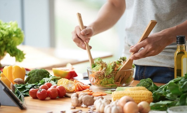 7 loại rau người bệnh suy thận n&ecirc;n hạn chế, nhiều người Việt vẫn ăn hằng ng&agrave;y - Ảnh 1.