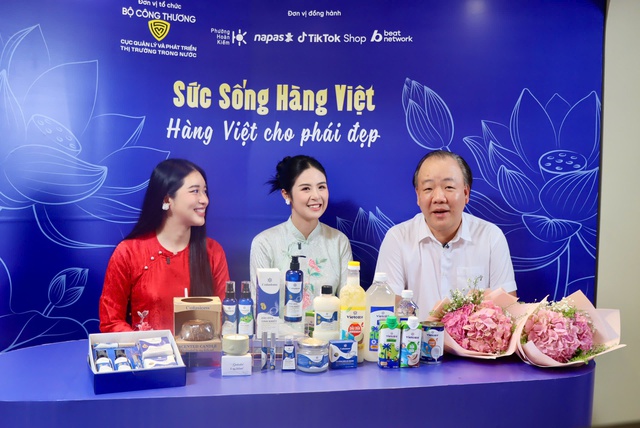 Cục trưởng 'l&ecirc;n s&oacute;ng' livestream b&aacute;n h&agrave;ng: Tăng niềm tin h&agrave;ng Việt, thị trường nội địa th&uacute;c đẩy - Ảnh 2.