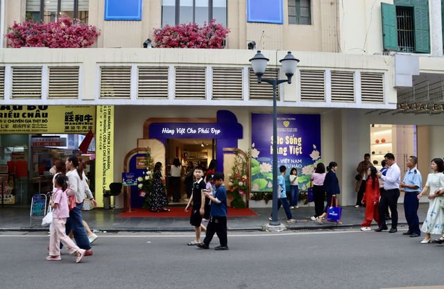 Cục trưởng 'l&ecirc;n s&oacute;ng' livestream b&aacute;n h&agrave;ng: Tăng niềm tin h&agrave;ng Việt, thị trường nội địa th&uacute;c đẩy - Ảnh 4.