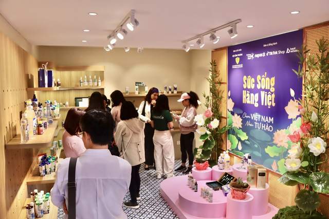 Cục trưởng 'l&ecirc;n s&oacute;ng' livestream b&aacute;n h&agrave;ng: Tăng niềm tin h&agrave;ng Việt, thị trường nội địa th&uacute;c đẩy - Ảnh 3.