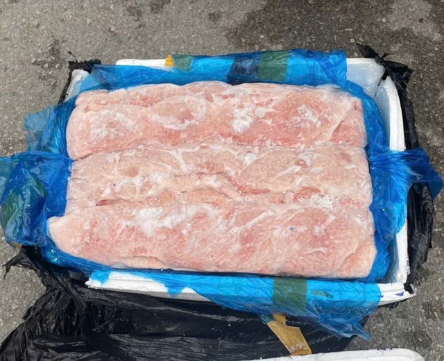 Đ&oacute;n l&otilde;ng xe tải đang lưu th&ocirc;ng, 't&oacute;m gọn' hơn 600kg nầm lợn đang bốc m&ugrave;i &ocirc;i thiu - Ảnh 2.